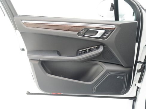 Certified 2025 Porsche Macan image 20