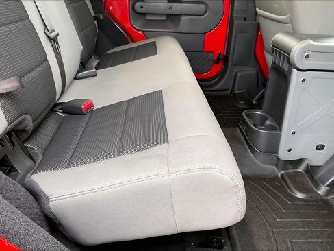 Used 2010 Jeep Wrangler Unlimited Rubicon image 15