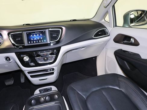 Used 2019 Chrysler Pacifica Touring-L image 11
