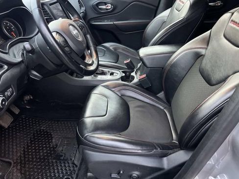 Used 2020 Jeep Cherokee Trailhawk w/ Cold Weather Group image 18