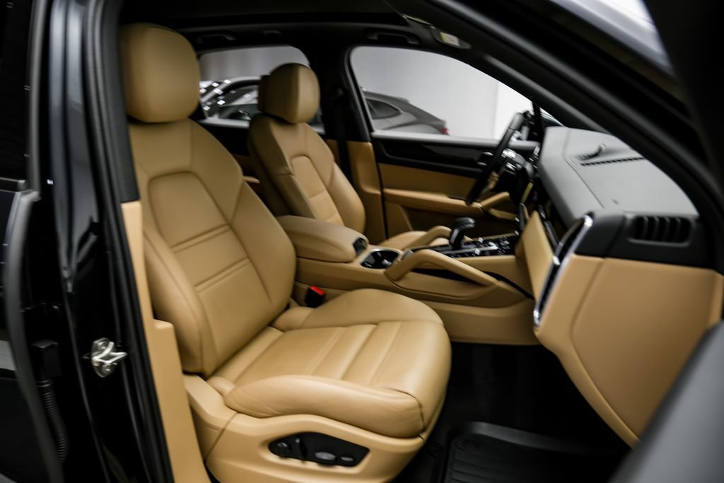 Used 2023 Porsche Cayenne w/ Premium Package AWD/4WD image 36