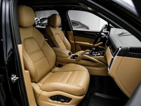 Used 2023 Porsche Cayenne w/ Premium Package AWD/4WD image 36