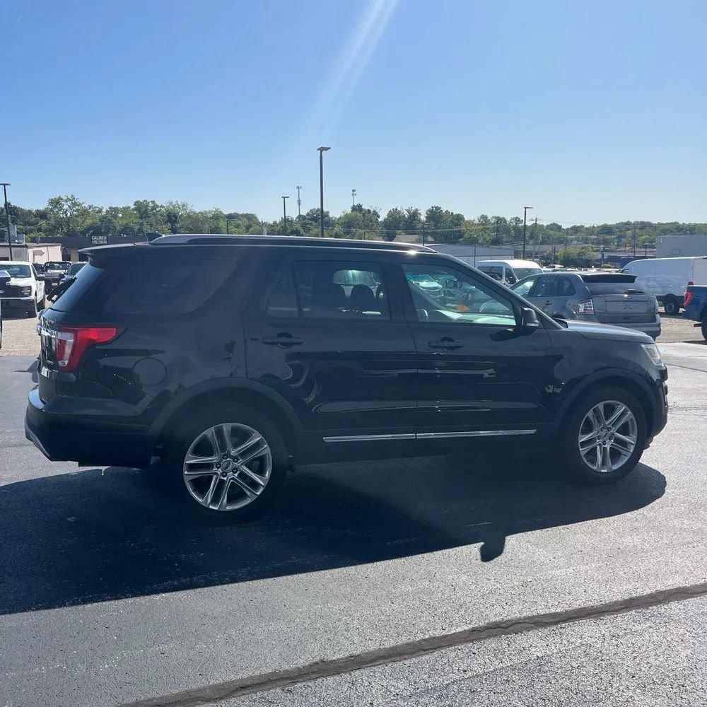 Used 2017 Ford Explorer XLT w/ Equipment Group 202A AWD/4WD image 4