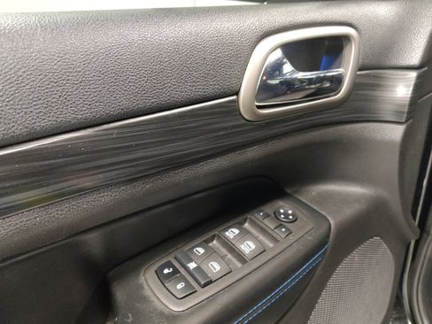 Used 2019 Jeep Grand Cherokee Laredo AWD/4WD image 27