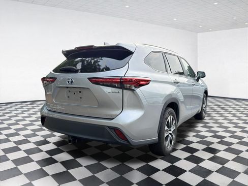 Used 2023 Toyota Highlander XLE FWD image 4