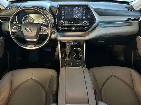 Used 2022 Toyota Highlander XLE image 12