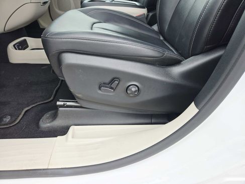 Used 2024 Chrysler Pacifica Touring-L image 40