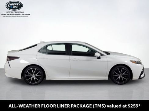 Used 2022 Toyota Camry SE image 2