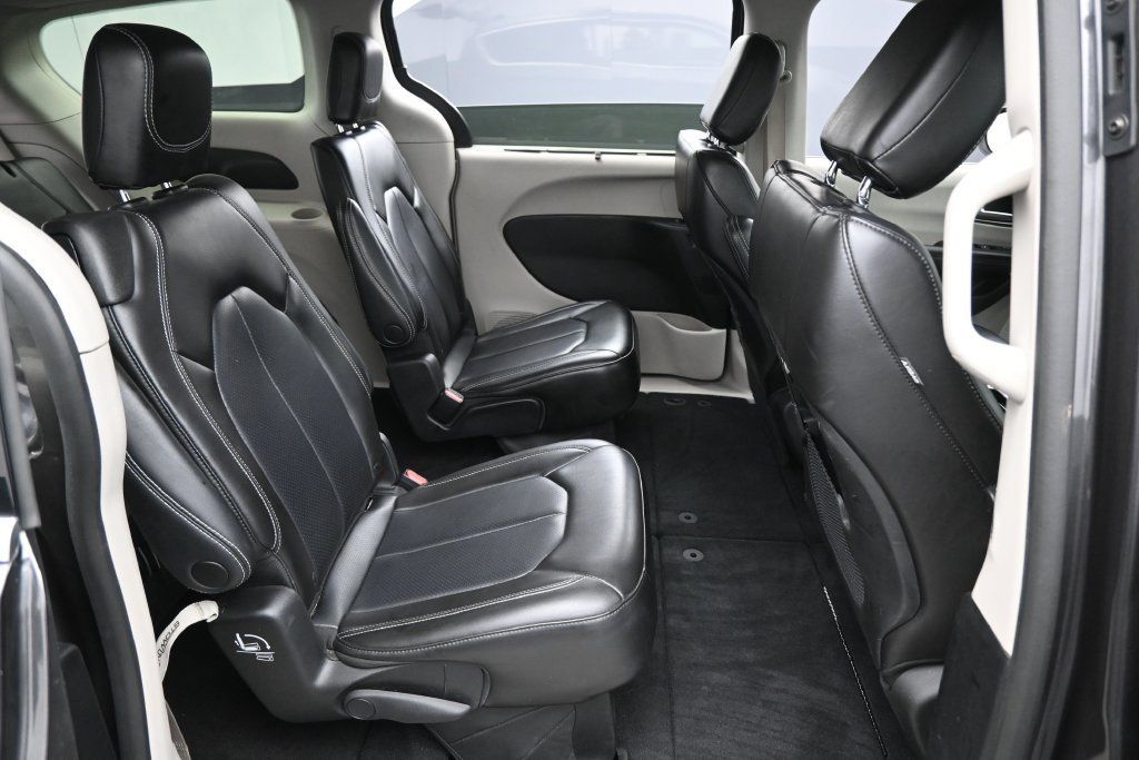 Used 2023 Chrysler Pacifica Touring-L FWD image 16