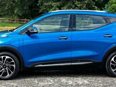 Used 2023 Chevrolet Bolt EUV Premier w/ Sun & Sound Package FWD image 6