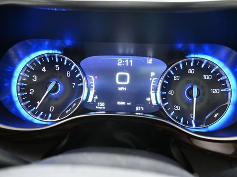 Used 2024 Chrysler Pacifica Limited w/ Uconnect Theater Family Group FWD image 16