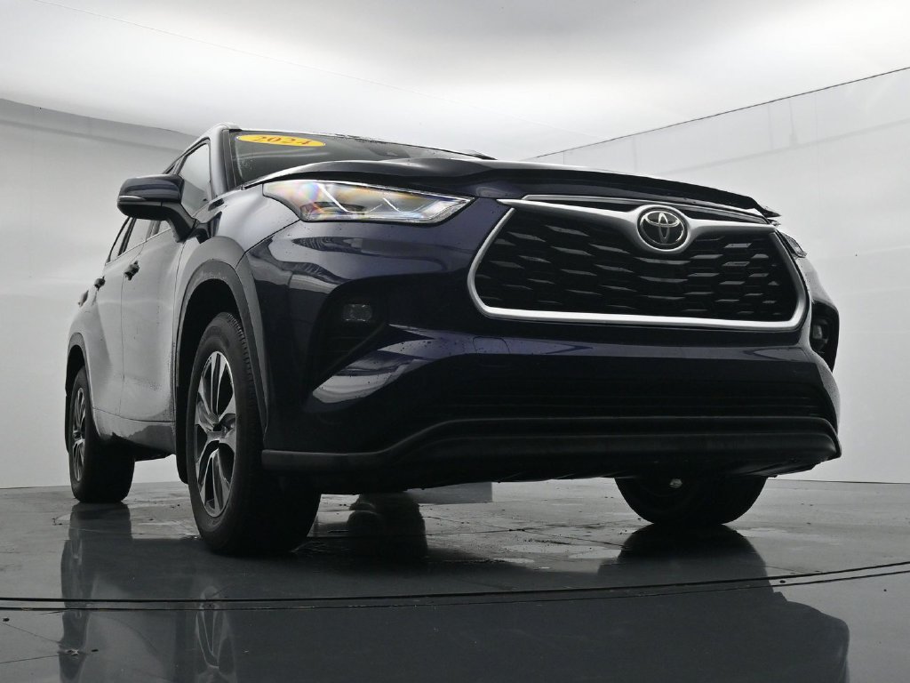 Used 2024 Toyota Highlander XLE AWD/4WD image 35