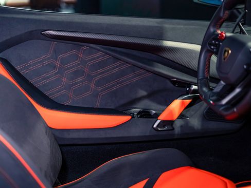 Used 2025 Lamborghini Revuelto AWD/4WD image 18