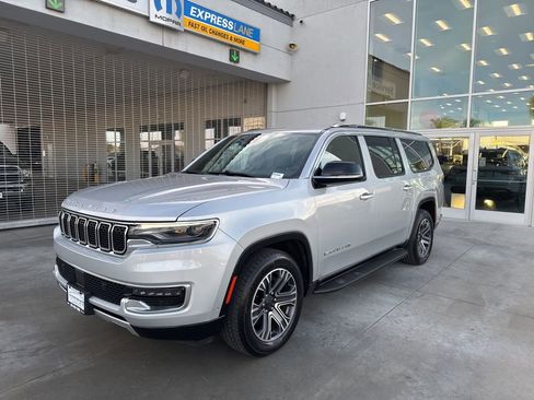 Used 2024 Jeep Wagoneer L Series II w/ Flexible Seating Group AWD/4WD image 4