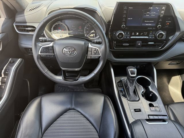 Used 2022 Toyota Highlander XSE FWD image 11