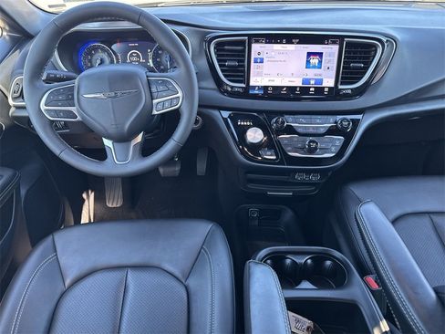 Used 2025 Chrysler Pacifica Select image 9