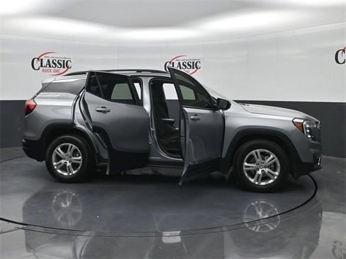 Used 2024 GMC Terrain SLE w/ Driver Convenience Package image 31
