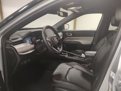 Used 2024 Jeep Compass Limited image 10