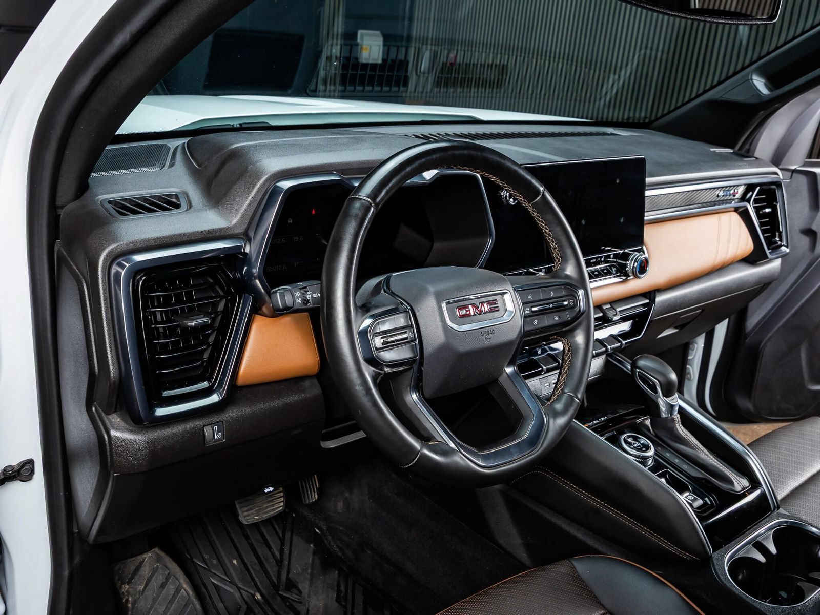 Used 2024 GMC Canyon AT4 w/ AT4 Premium Package AWD/4WD image 15