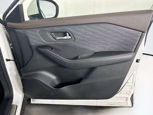 Used 2023 Nissan Rogue SV image 31