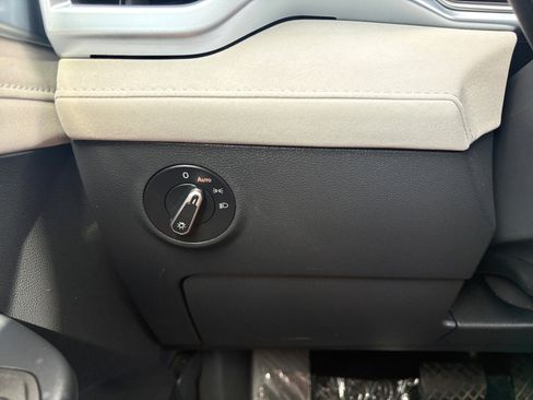 Used 2025 Volkswagen Taos SE image 23