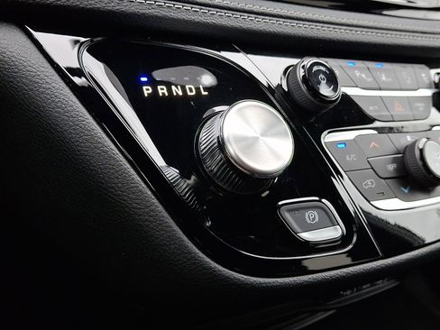 Used 2025 Chrysler Pacifica Select image 15