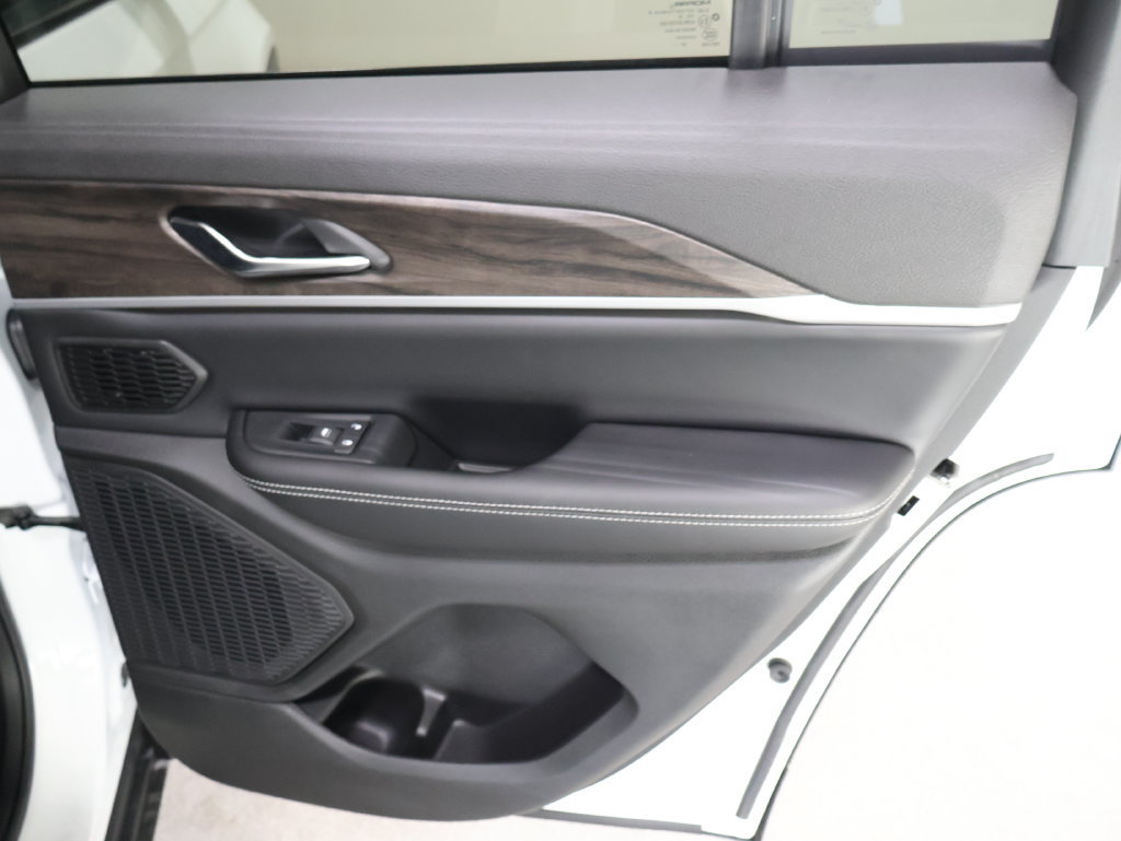 New 2027 Jeep Grand Cherokee Limited AWD/4WD image 16