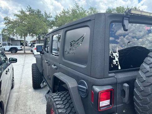 Used 2018 Jeep Wrangler Unlimited Sahara w/ Uconnect 4C Nav & Sound Group AWD/4WD image 4