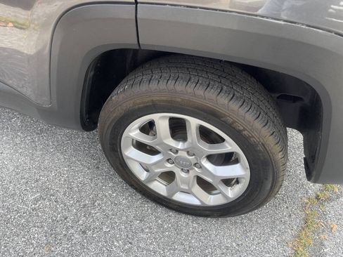 Used 2018 Jeep Renegade Latitude AWD/4WD image 31