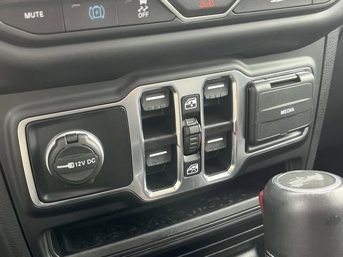 Used 2022 Jeep Wrangler Unlimited Sahara w/ Cold Weather Group image 20