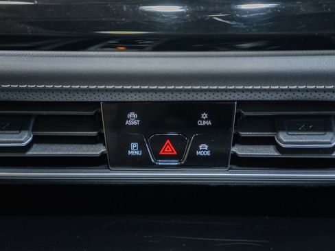 Used 2025 Volkswagen Atlas SEL AWD/4WD image 16