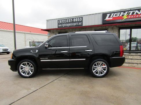 Used 2013 Cadillac Escalade Platinum RWD image 2
