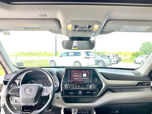 Used 2020 Toyota Highlander XLE FWD image 17