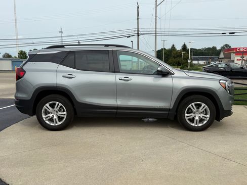 Used 2024 GMC Terrain SLE w/ Driver Convenience Package FWD image 8