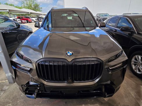 Used 2024 BMW X7 xDrive40i w/ M Sport Package AWD/4WD image 2