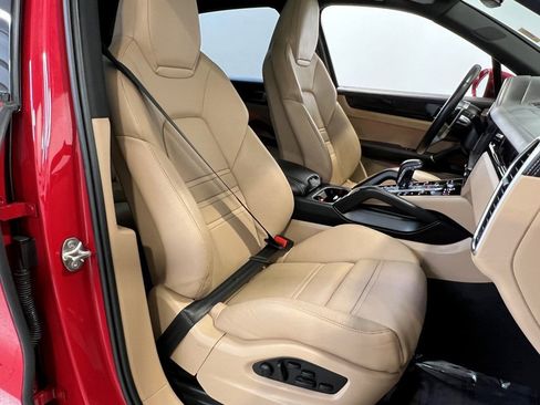 Used 2022 Porsche Cayenne S image 12