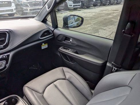 New 2026 Chrysler Pacifica Select FWD image 17