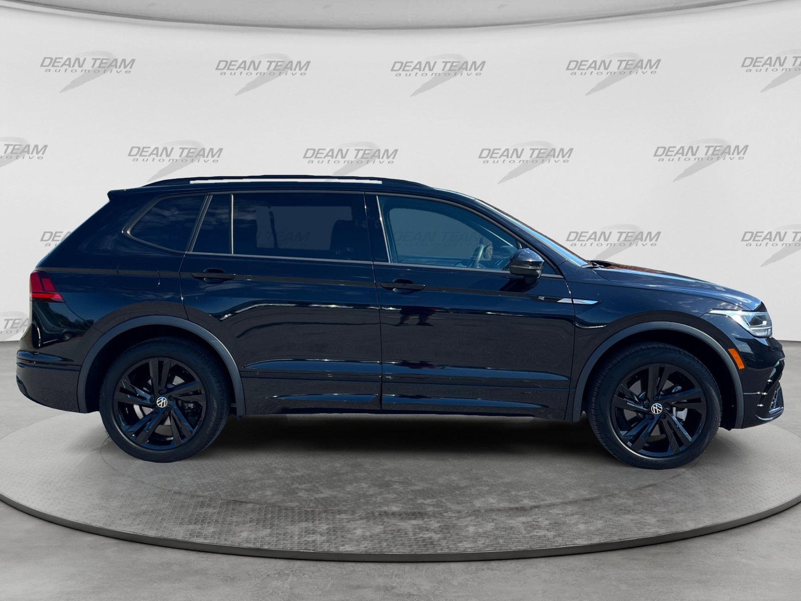 Certified 2024 Volkswagen Tiguan SE R-Line w/ MDO Package, Two-Row AWD/4WD image 8