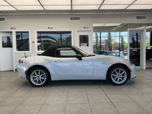 Used 2016 MAZDA MX-5 Miata Sport RWD image 4