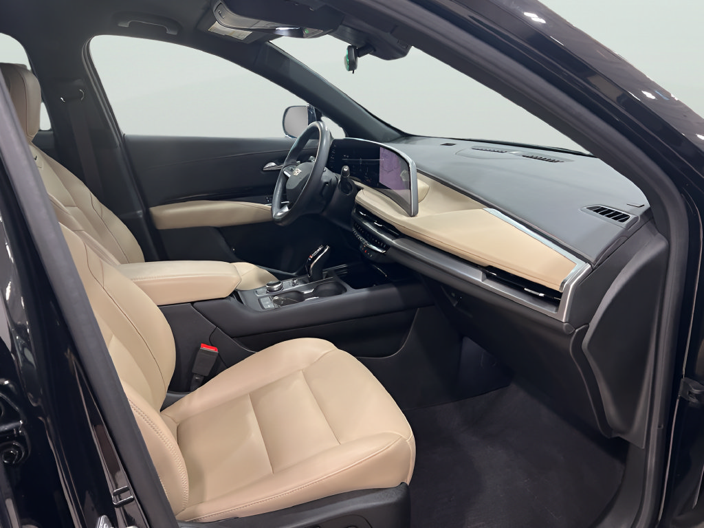 Used 2024 Cadillac XT4 Luxury w/ Cold Weather Package AWD/4WD image 11