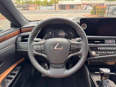 Used 2023 Lexus ES 300h w/ Premium Package FWD image 21