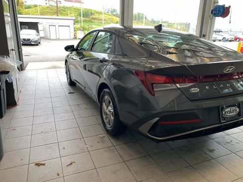 New 2025 Hyundai Elantra SE image 8