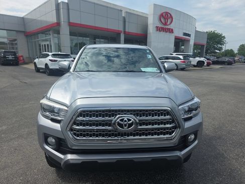 Used 2017 Toyota Tacoma SR5 AWD/4WD image 2