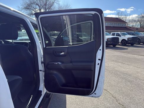 Used 2022 Toyota Tacoma TRD Off-Road image 15