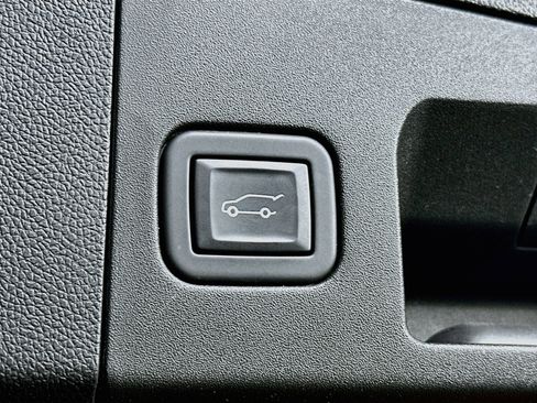 Used 2024 Cadillac XT4 Luxury w/ Cold Weather Package FWD image 29