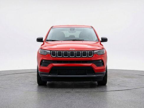 Used 2025 Jeep Compass Latitude AWD/4WD image 2