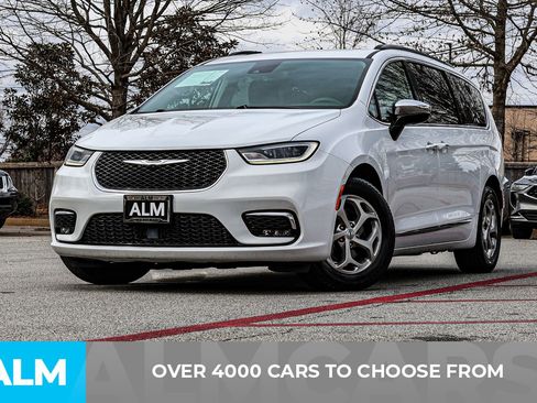 Used 2023 Chrysler Pacifica Limited image 2