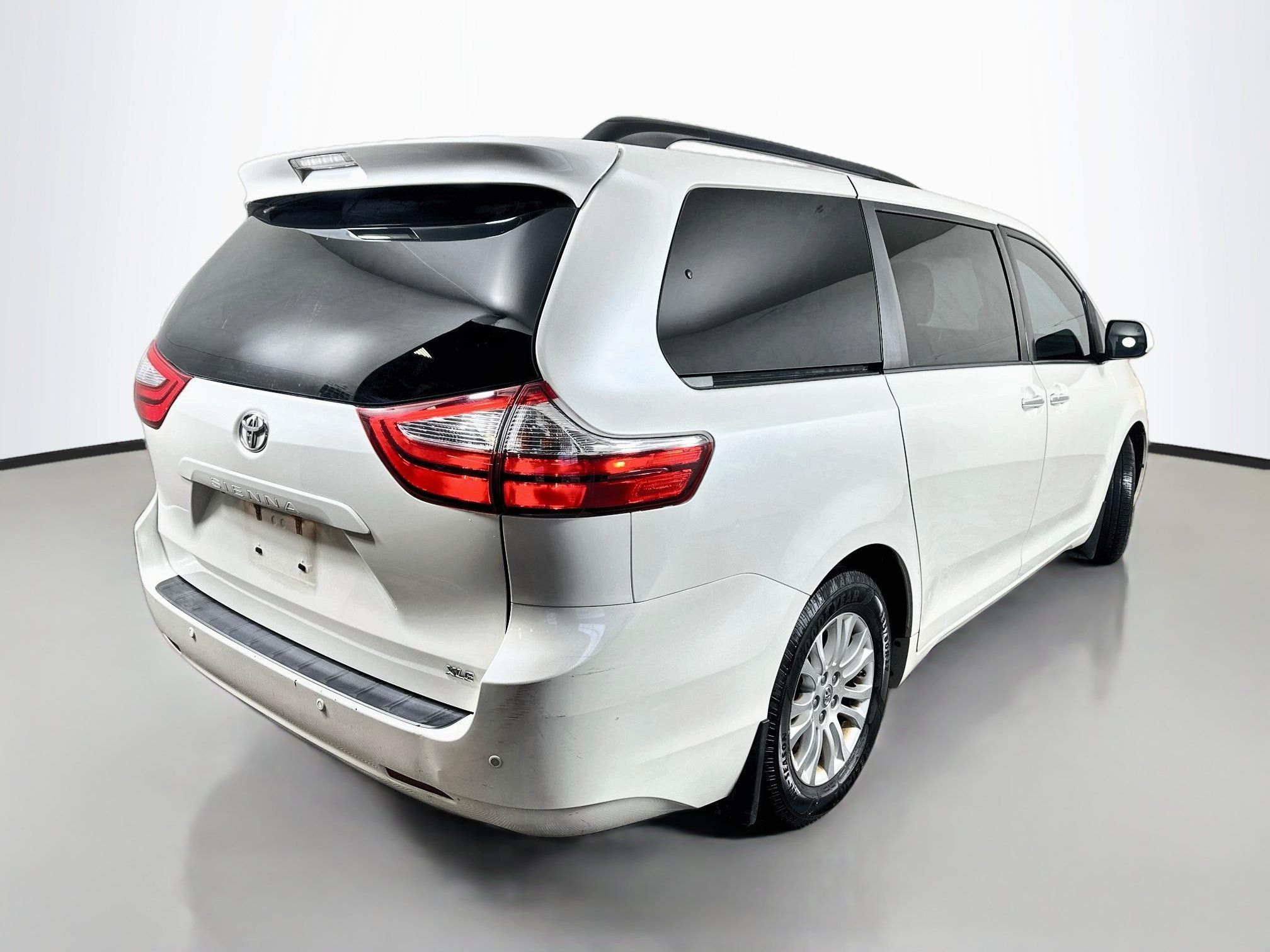 Used 2017 Toyota Sienna XLE Premium FWD image 7