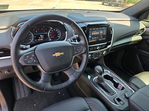 Certified 2023 Chevrolet Traverse LT FWD image 16
