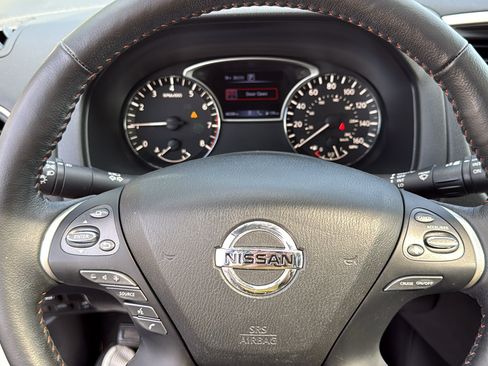 Used 2020 Nissan Pathfinder SL AWD/4WD image 9